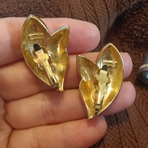 1980's Trifari Clip on Earrings - Picture 4 of 5